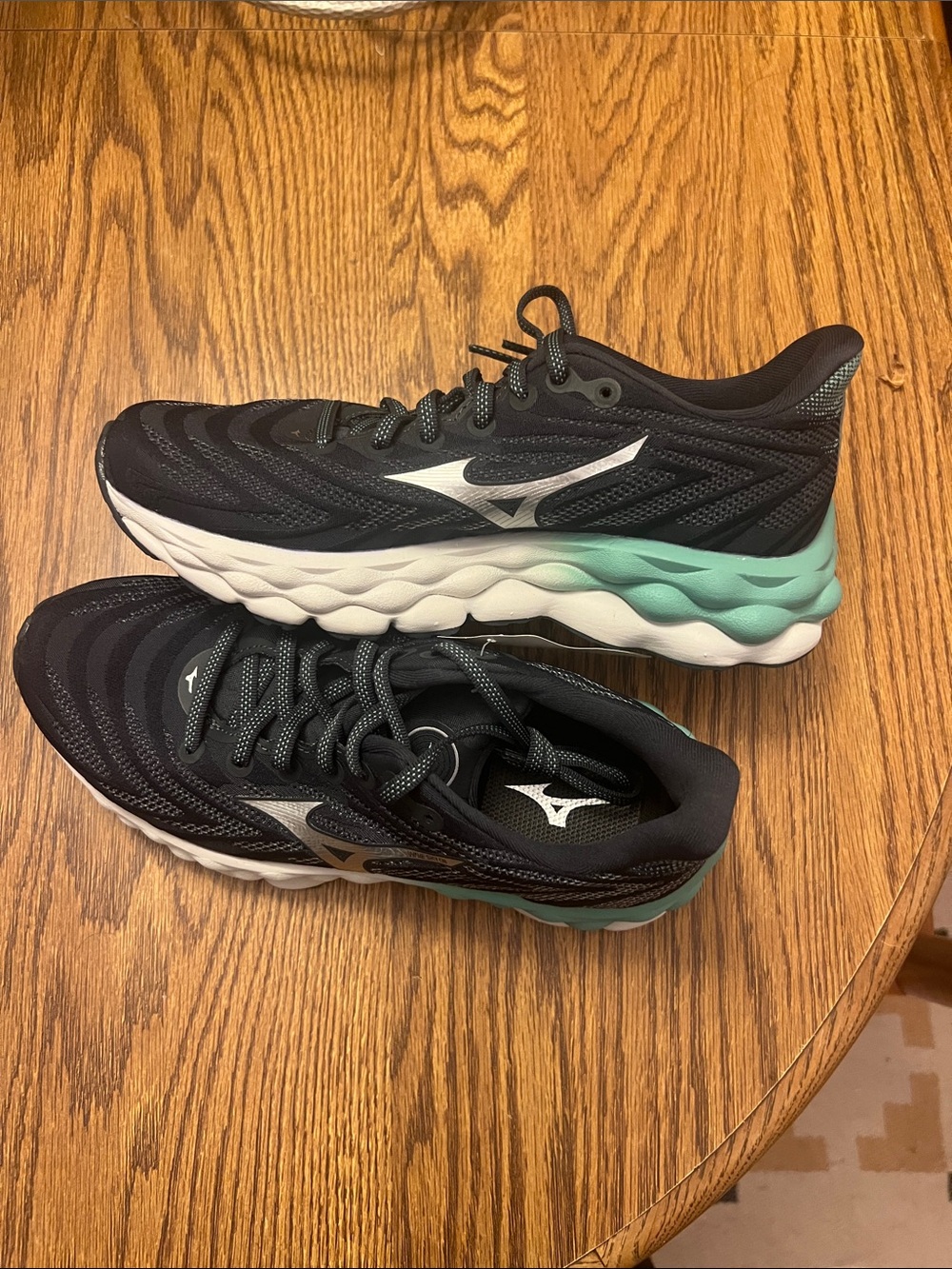 Mizuno Black & Mint Wave Sky 8 - New With Tags!